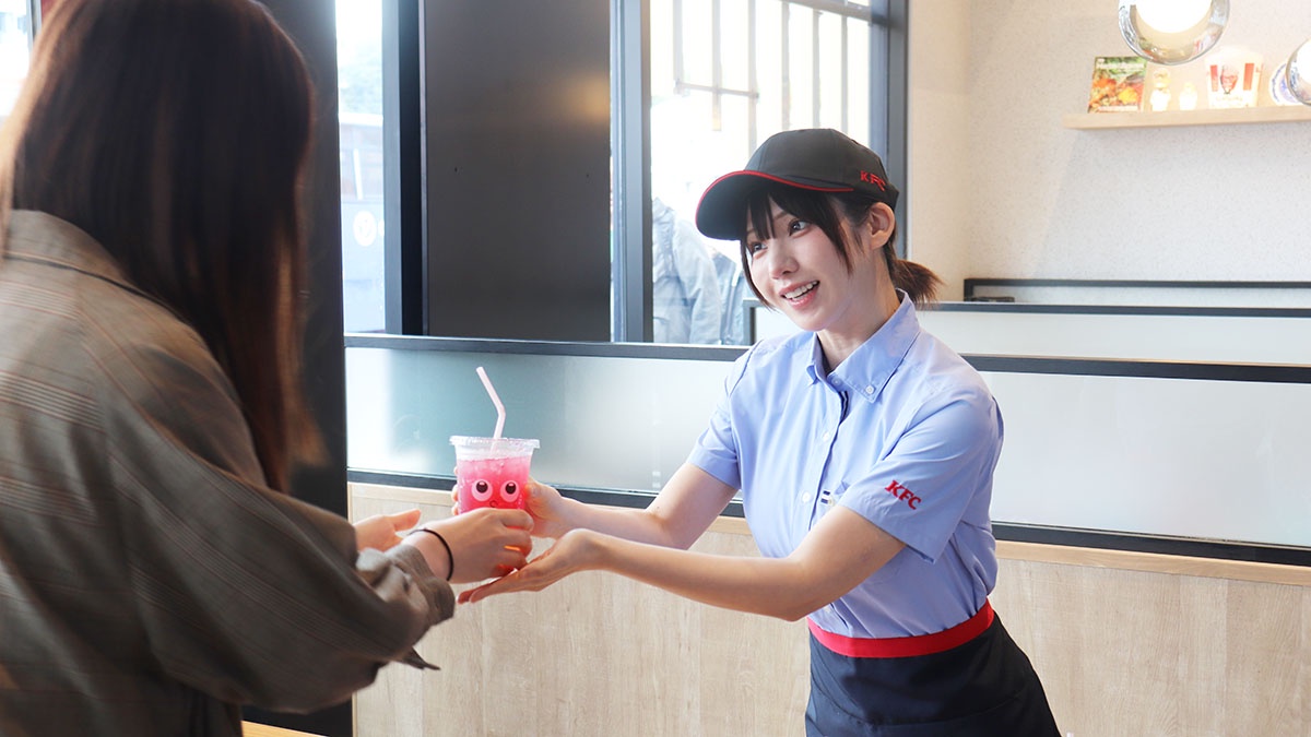 画像コスプレイヤーえなこさん、KFCの1日店長に就任する 画像1