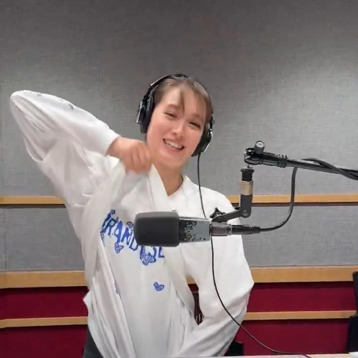 画像トラウデン直美キャスター 服をまくりあげて巨乳を突き出す!!GIF動画あり 画像11 画像トラウデン直美キャスター 服をまくりあげて巨乳を突き出す!!GIF動画あり 画像11